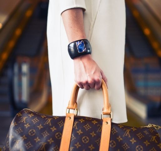 Louis Vuitton: Was kauft Frau besser – Tasche oder Aktie?