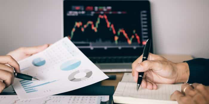 Warum Privatanleger in unsicheren Zeiten auf Aktien setzen sollten